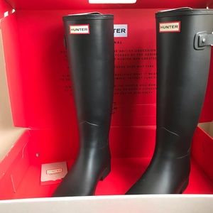 Hunter boots classic refined retails $165 w/ box